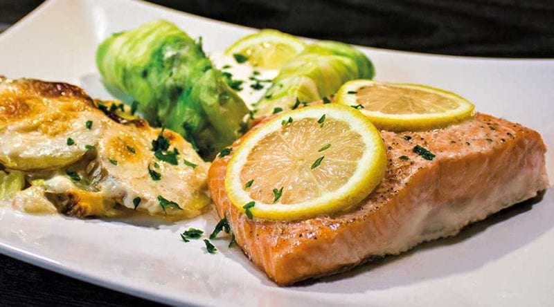 Lachsfilet mit Kartoffelgratin und gefüllten Salatröllchen - Weinabo ...