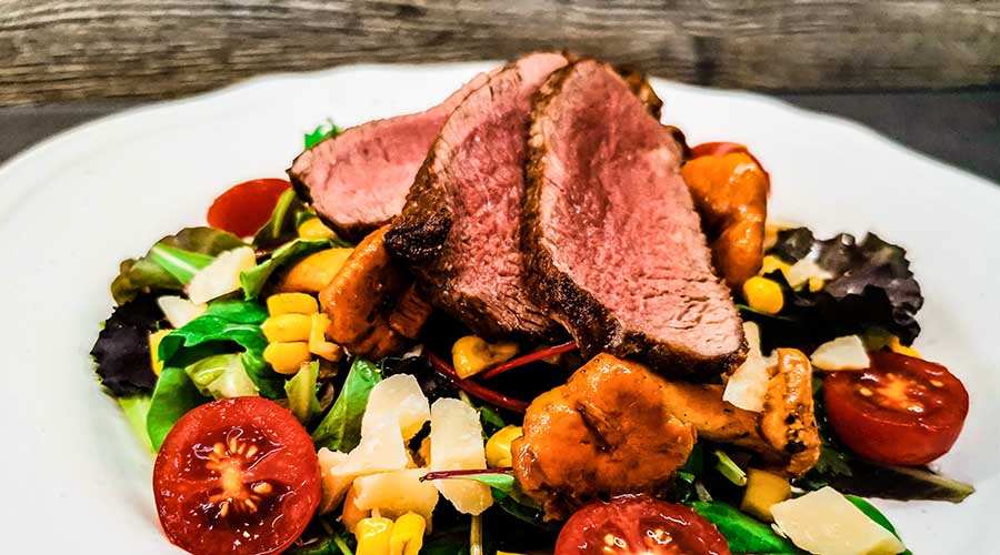 Ribeye Steak auf buntem Salat und Eierschwammerl - Weinabo Korkenfreunde